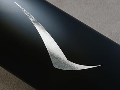 パッケージデザイン ~酒造りへの気概と深い味わいを、プラチナカラーの灯で表現~